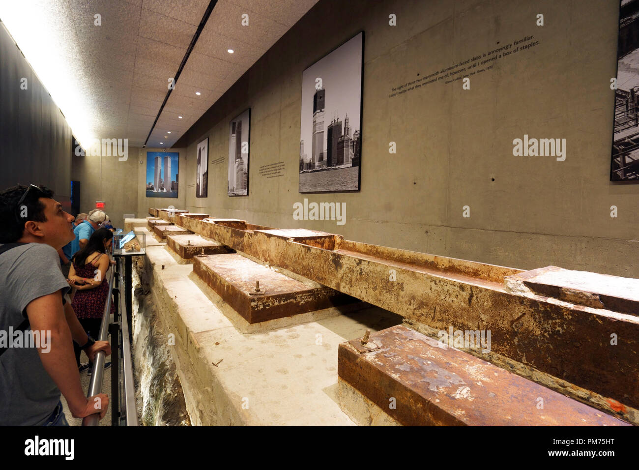 Vista interna del National 9/11 Memorial & Museum con i visitatori.New York City.USA Foto Stock