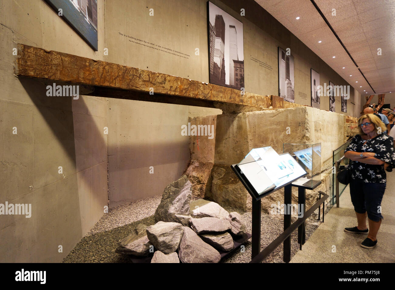 Vista interna del National 9/11 Memorial & Museum con i visitatori.New York City.USA Foto Stock