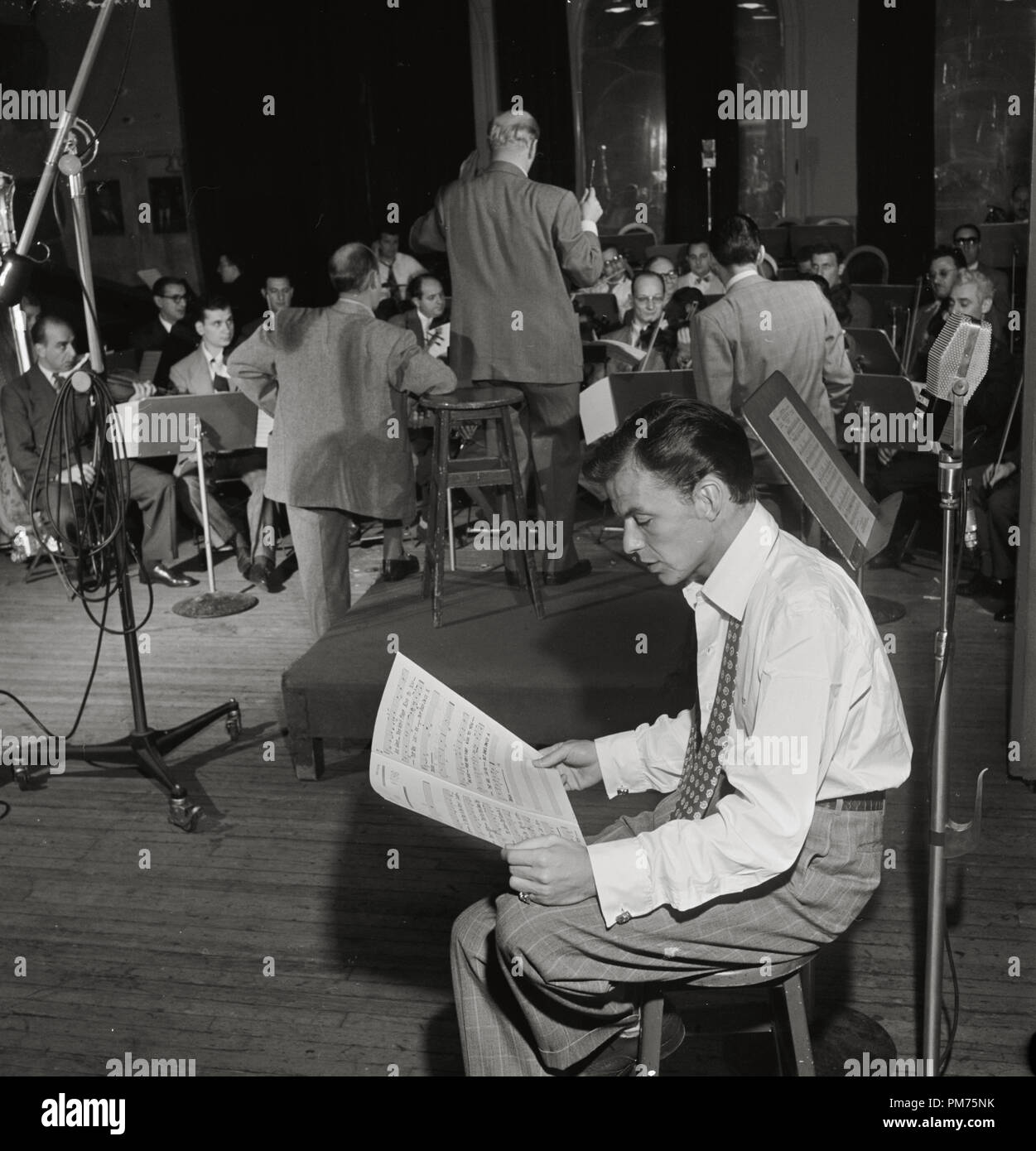 Ritratto di Frank Sinatra e Axel Stordahl, Liederkrantz Hall di New York, N.Y., circa 1947 Riferimento File # 30928 682THA Foto: William P. Gottlieb Foto Stock