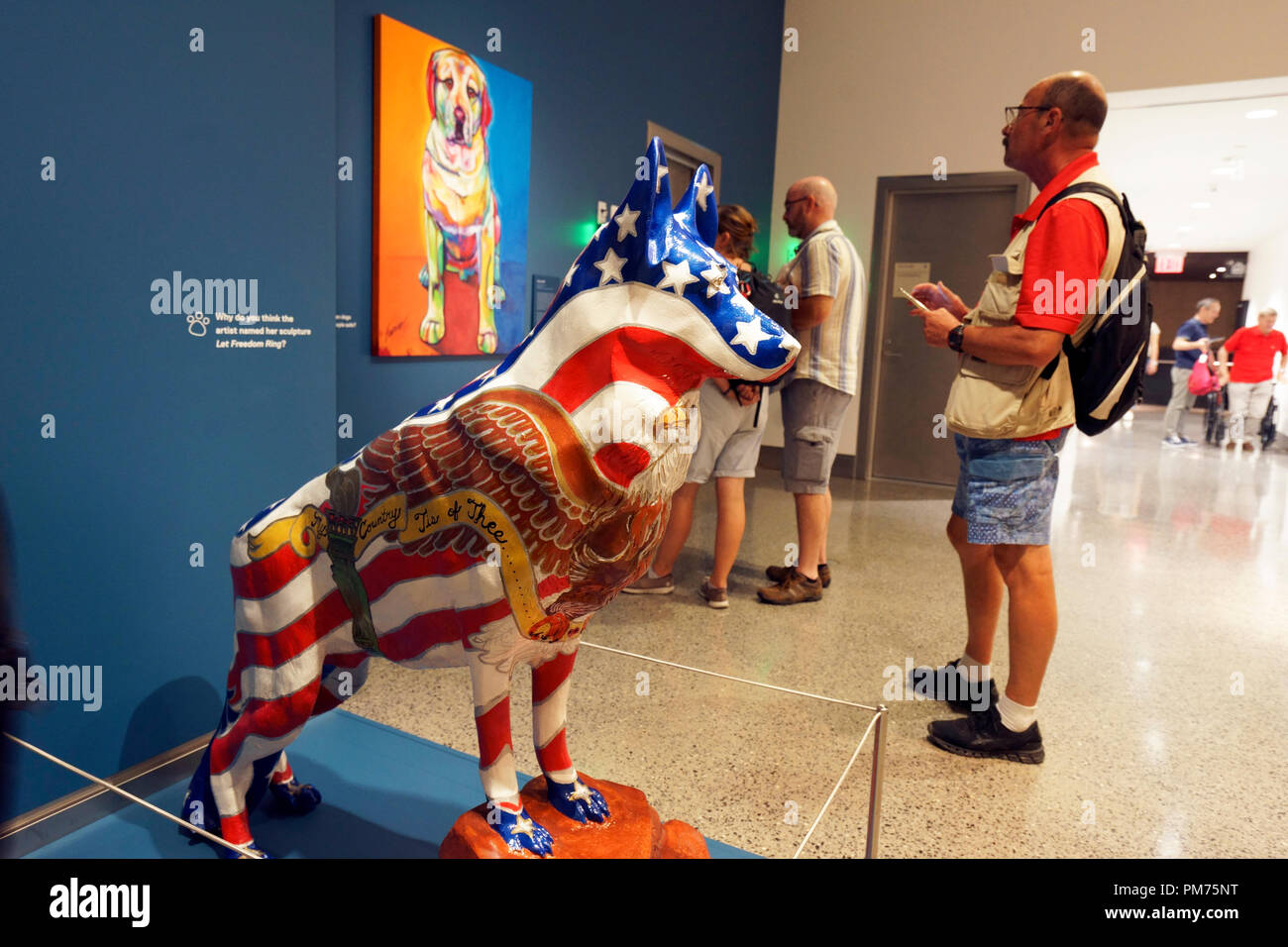Lasciate risuonare la libertà DOGNY la ricerca e il salvataggio del cane display scultura in Nazionale 9/11 Memorial & Museum.New York City.USA Foto Stock