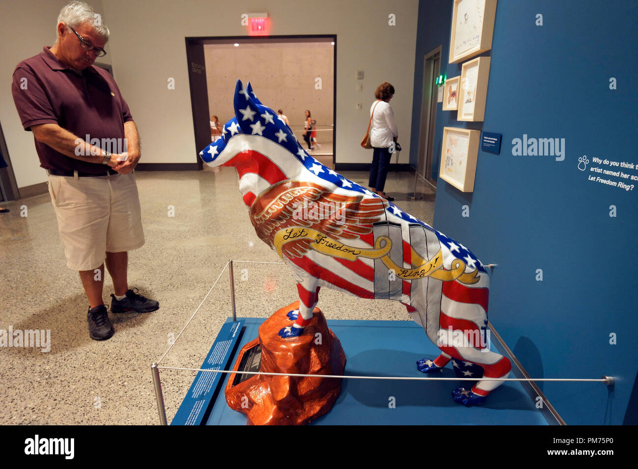 Lasciate risuonare la libertà DOGNY la ricerca e il salvataggio del cane display scultura in Nazionale 9/11 Memorial & Museum.New York City.USA Foto Stock