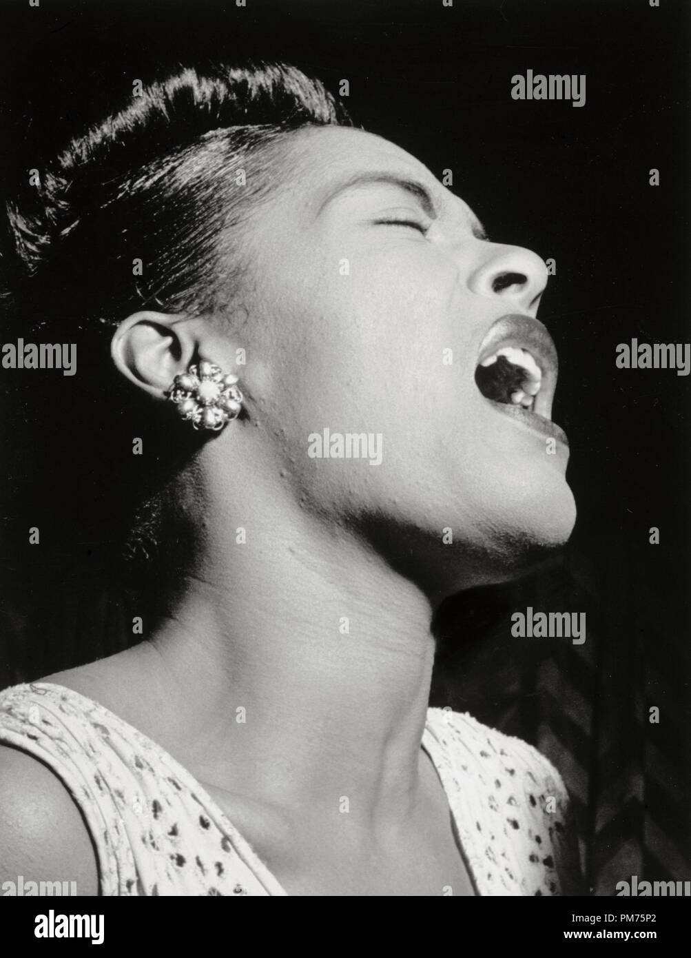 Ritratto di Billie Holiday, Downbeat(?), New York, N.Y., circa giugno 1946 Riferimento File # 30928 689 THA Foto: William P. Gottlieb Foto Stock