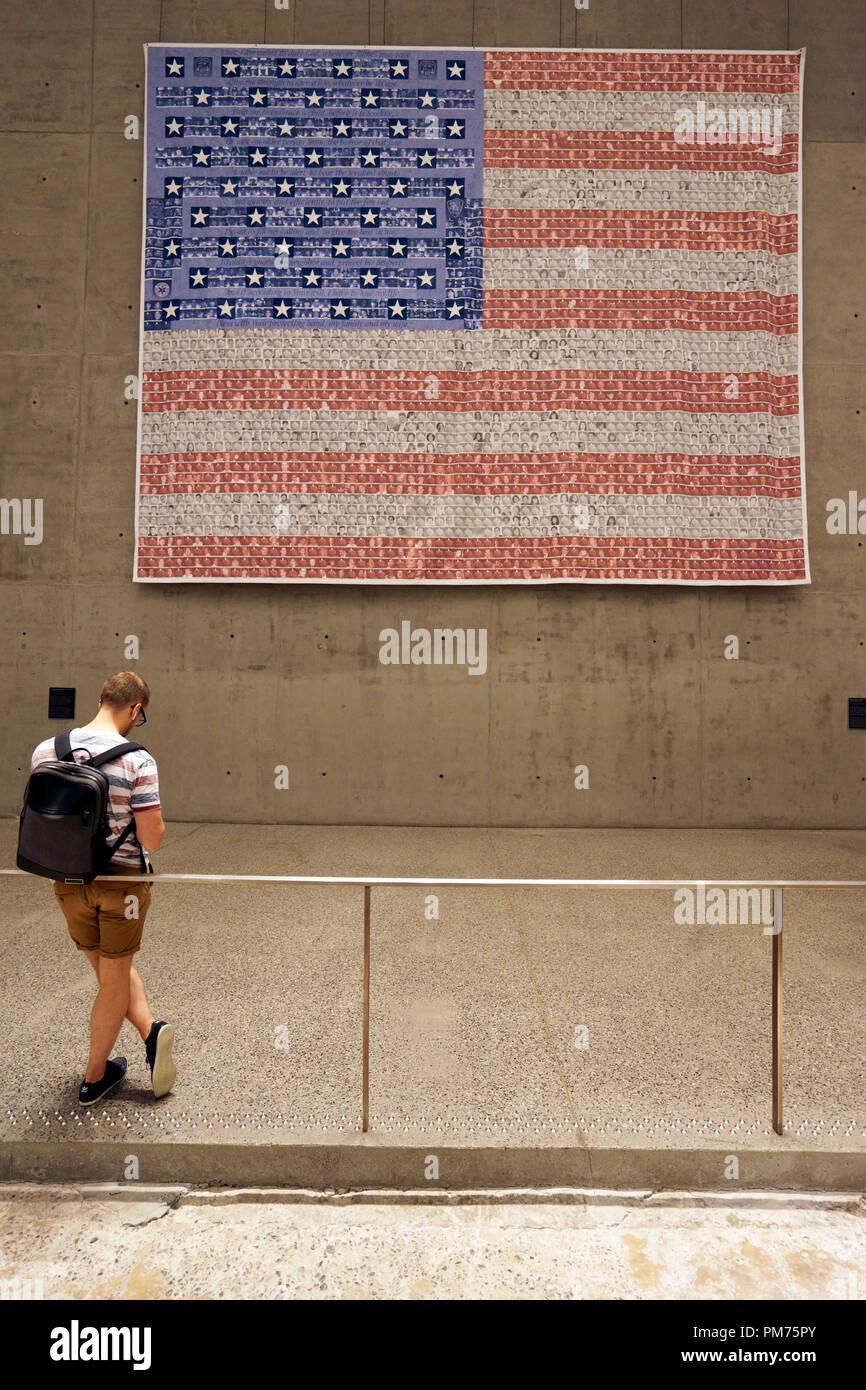 Bandiera del ricordo visualizzare in Nazionale 9/11 Memorial & Museum.New York City.USA Foto Stock