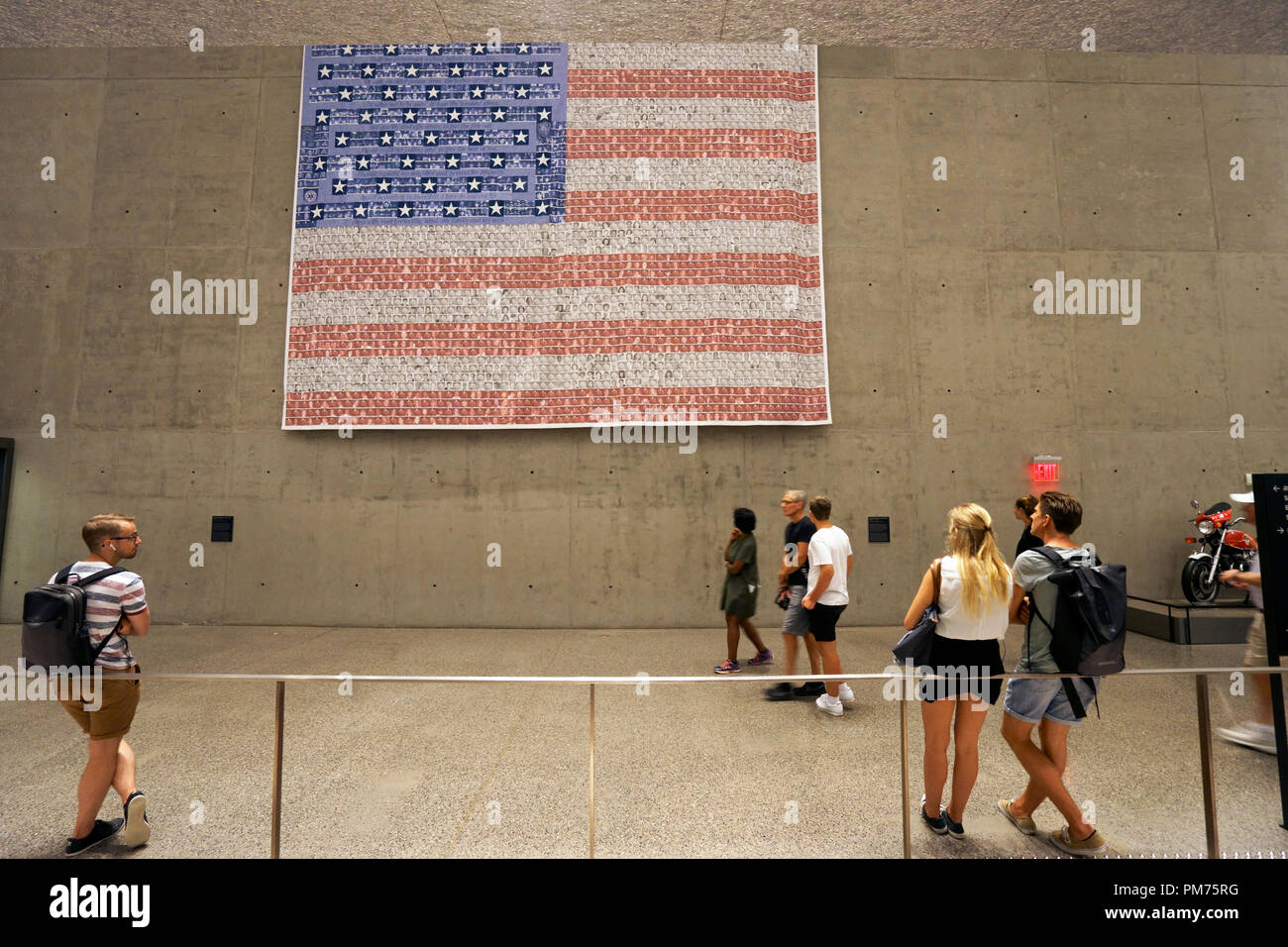 Bandiera del ricordo visualizzare in Nazionale 9/11 Memorial & Museum.New York City.USA Foto Stock