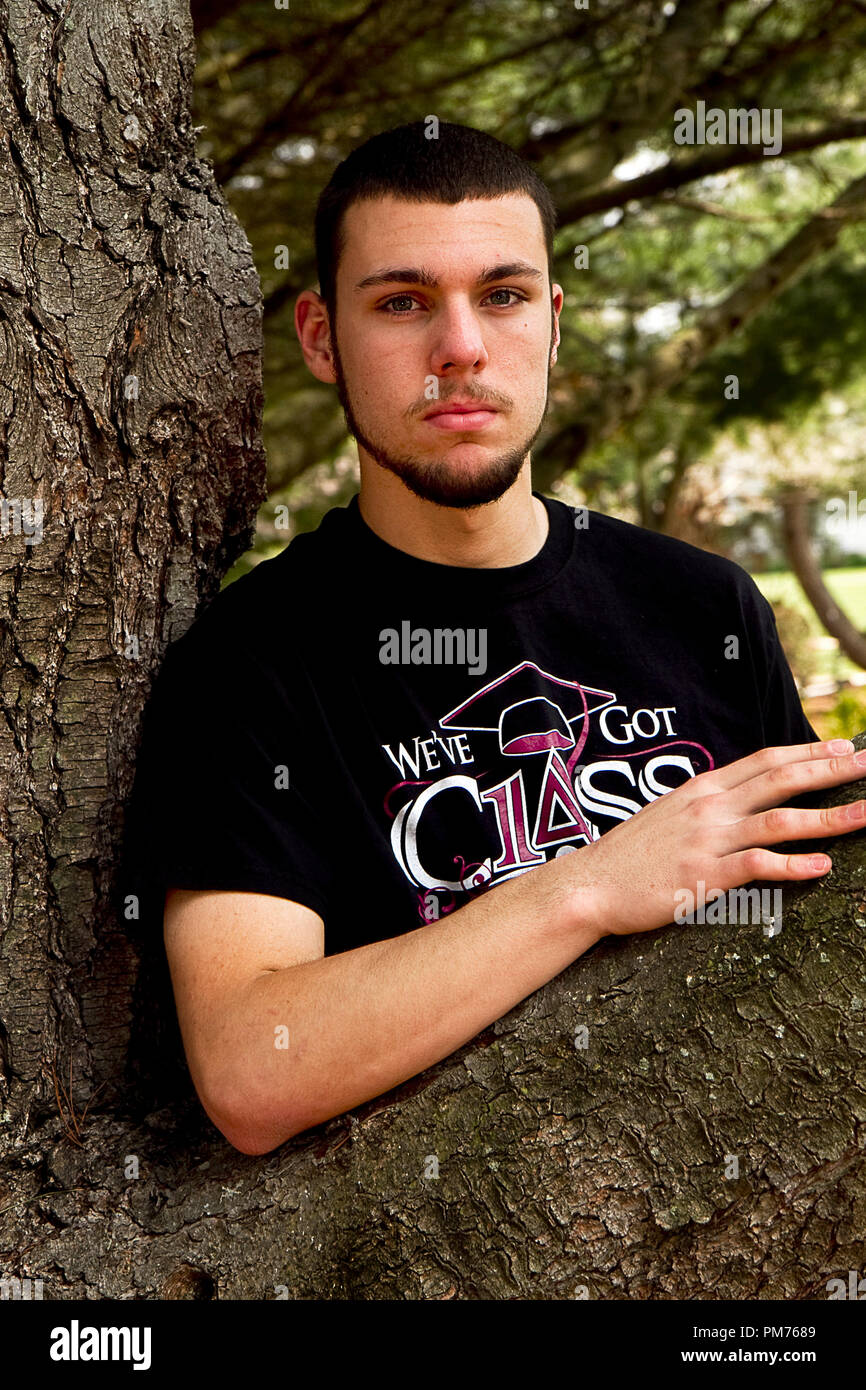 Senior High School studente in un assortimento di pose di cui alcuni con l'auto. Foto Stock