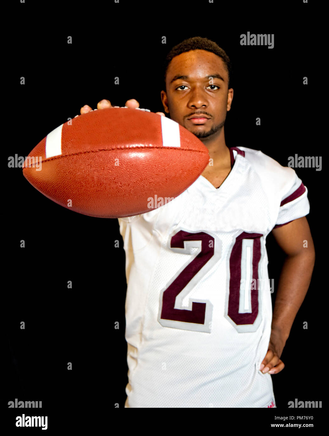 Senior High School di giocatori di calcio in posa con il calcio. Foto Stock