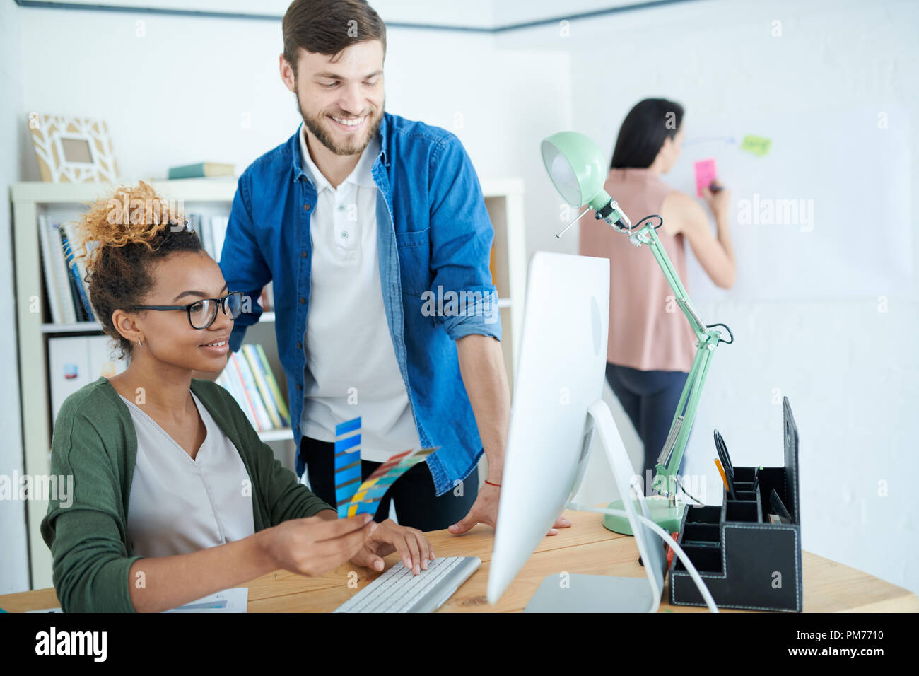 Due moderni designer creativi sul posto di lavoro Foto Stock