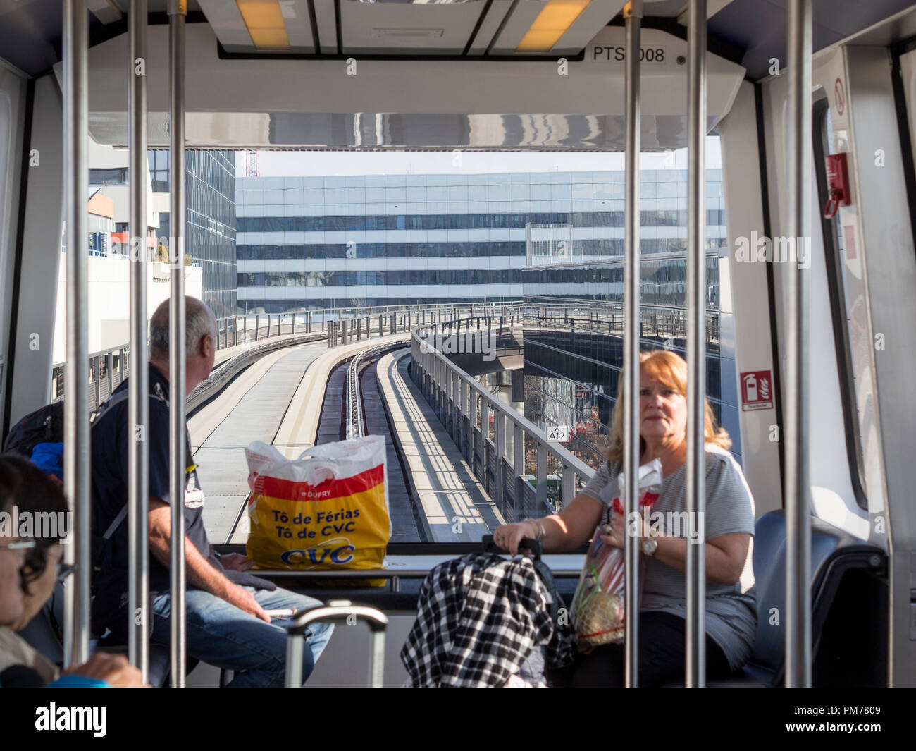 I passeggeri che viaggiano in Mono Rail all'aeroporto di Francoforte, Germania, Europa Foto Stock