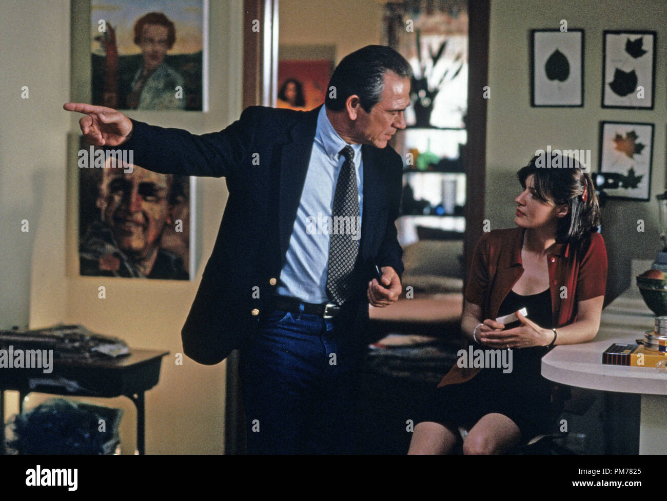 Film still da 'U.S. Esegue il marshalling' Tommy Lee Jones, Irene Giacobbe © 1998 Warner Brothers Photo credit: Michael Weinstein Riferimento File # 30996052THA per solo uso editoriale - Tutti i diritti riservati Foto Stock