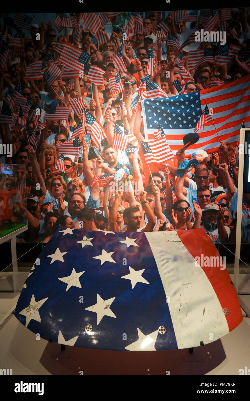 Il cofano di noi bandiera auto dalla prima gara NASCAR dopo 9/11.National 9/11 Memorial & Museum.New York City.USA Foto Stock