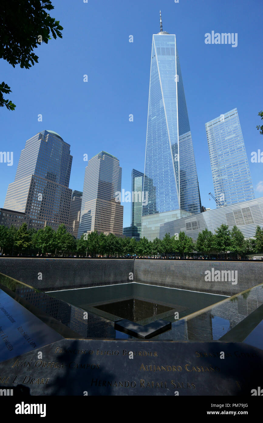 Riflettente del nord pool di National September 11 Memorial con il World Trade Centre e Torre di libertà in background. Manhattan.New York City.USA Foto Stock