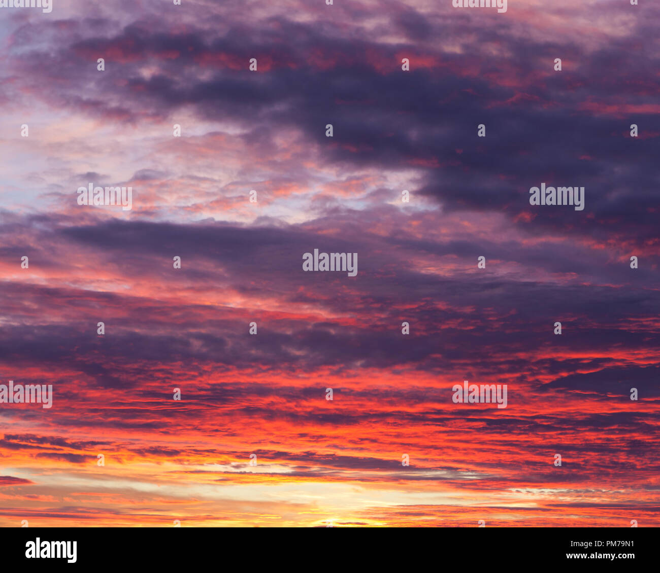 Bellissimi colori nuvole al tramonto Foto Stock