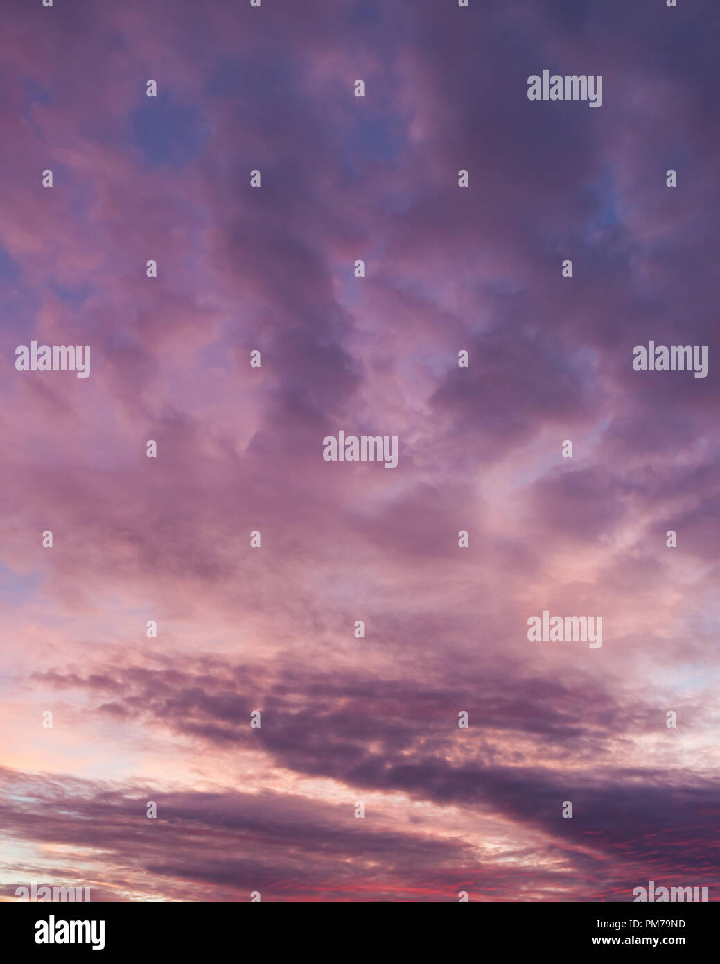 Bellissimi colori nuvole al tramonto Foto Stock