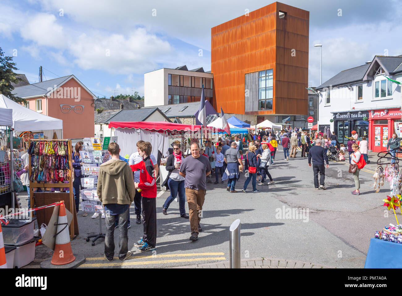 La folla gli acquisti in un mercato di strada a Skibbereen West Cork in Irlanda Foto Stock