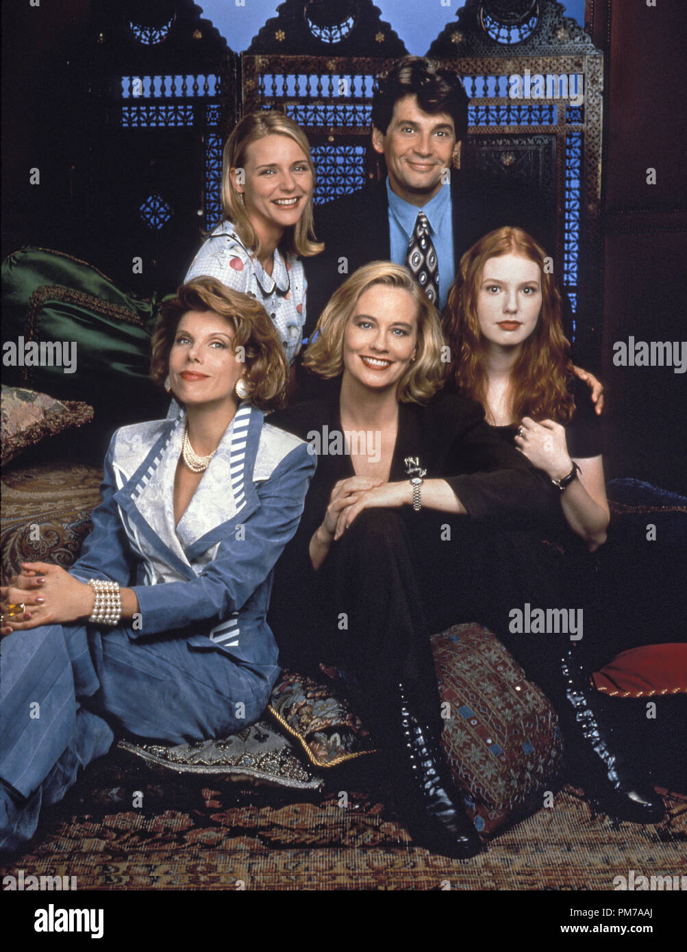 Film still da 'Cybill' Christine Baranski, Dedee Pfeiffer, Cybill Shepherd, Alan Rosenberg, Alicia Witt 1996 Riferimento File # 31042617THA per solo uso editoriale - Tutti i diritti riservati Foto Stock