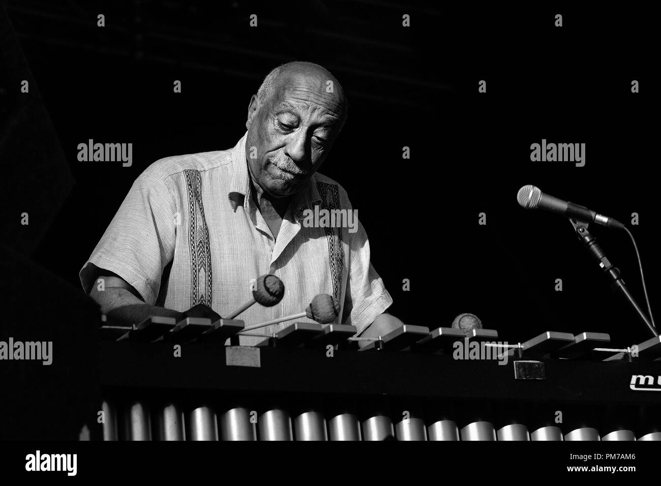 Musicista etiope Mulatu Astatke dal vivo sul palco alla fine della strada festival nel 2018. Foto Stock