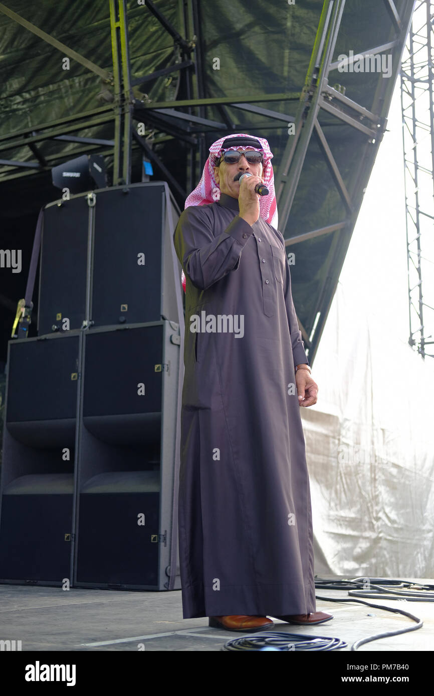 Omar Souleyman cantando alla fine del festival di strada Foto Stock