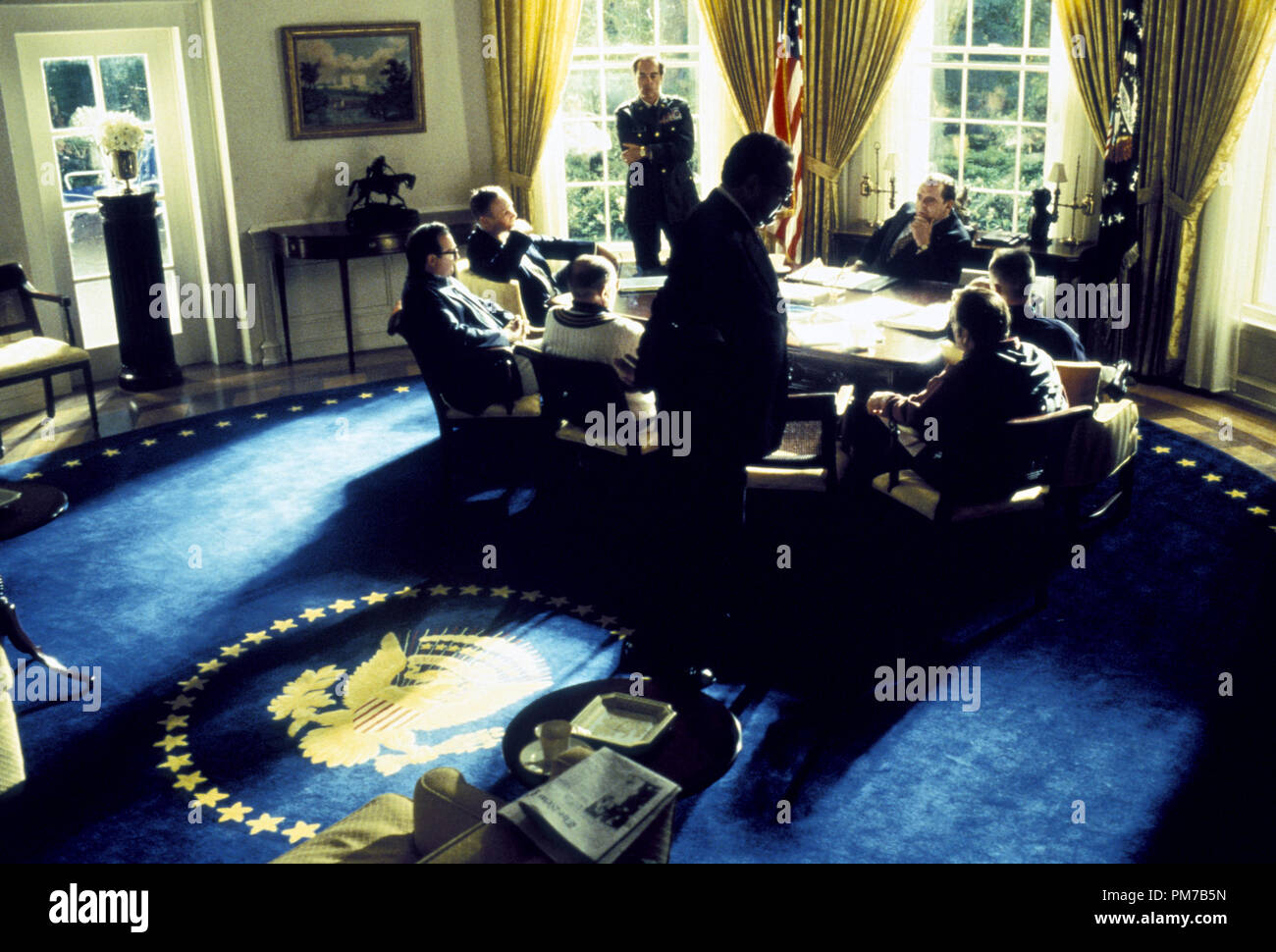 Film still da 'Nixon' Anthony Hopkins, James Woods, David Paymer, Paul Sorvino, Kevin Dunn, ad es. Marshall, J.T. Walsh, poteri Boothe © 1995 Cinergi Photo credit: Sidney Baldwin Riferimento File # 31043174THA per solo uso editoriale - Tutti i diritti riservati Foto Stock