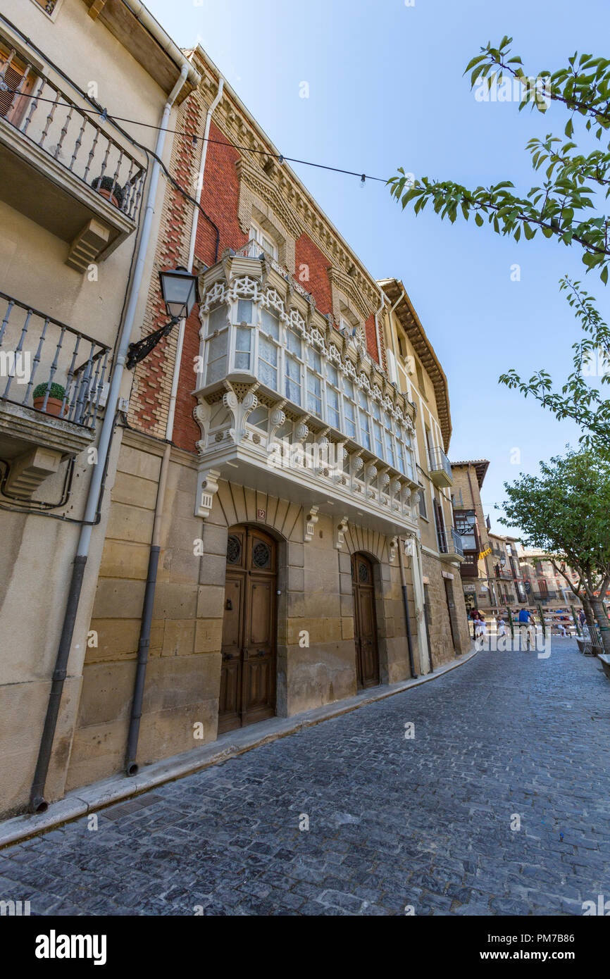 Xix secolo edificio protetto con window gallery in Plaza Carlos III El Noble, Olite, Navarra, Spagna Foto Stock