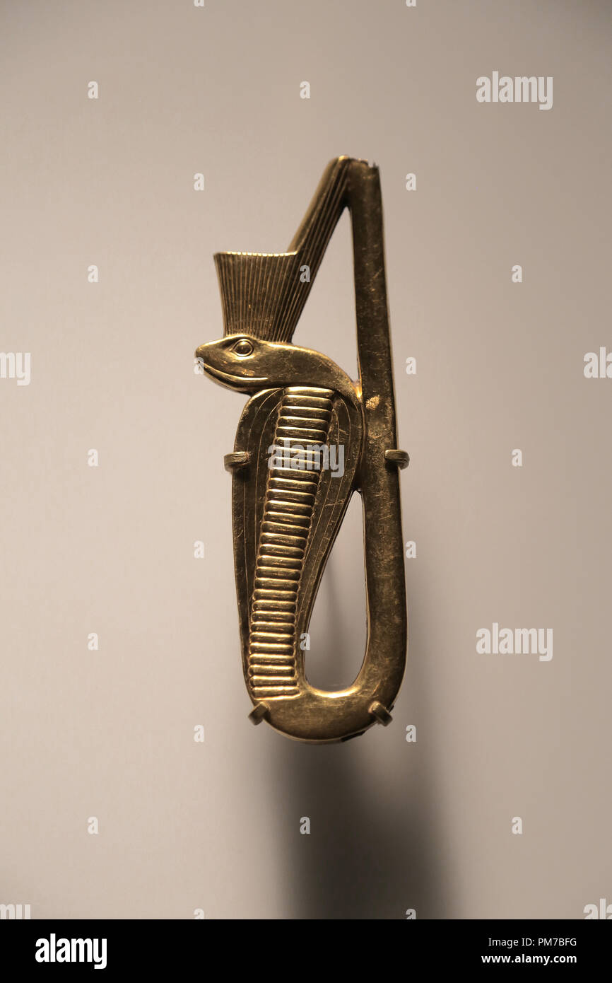 Elemento decorativo in forma di urea per un arredamento. Oro. 664-332 A.C. Fine periodo di antico Egitto. Foto Stock