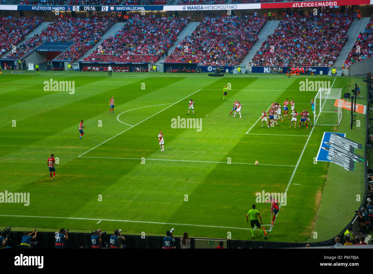 Partita di calcio, angolo. Wanda Metropolitano Stadium, Madrid, Spagna. Foto Stock