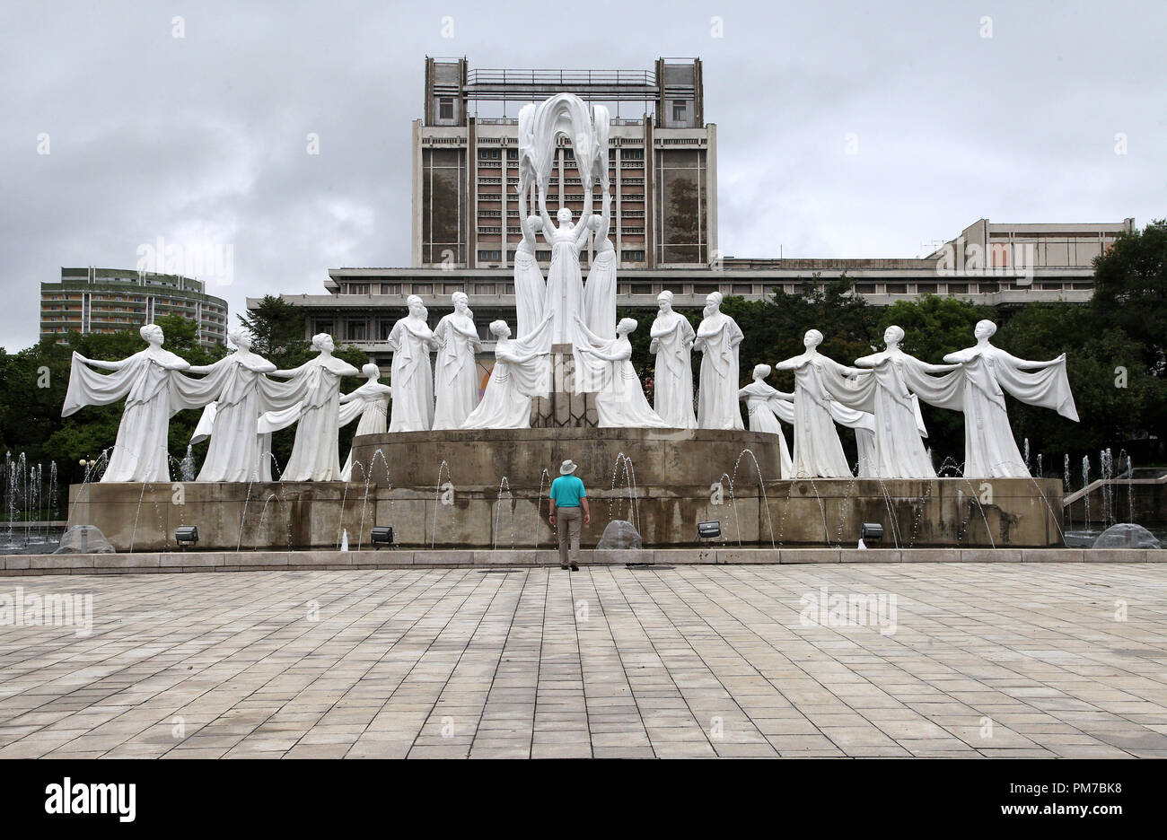 Tourist ammirando la scultura chiamato la neve cade a Mansudae Fontana Park di Pyongyang Foto Stock