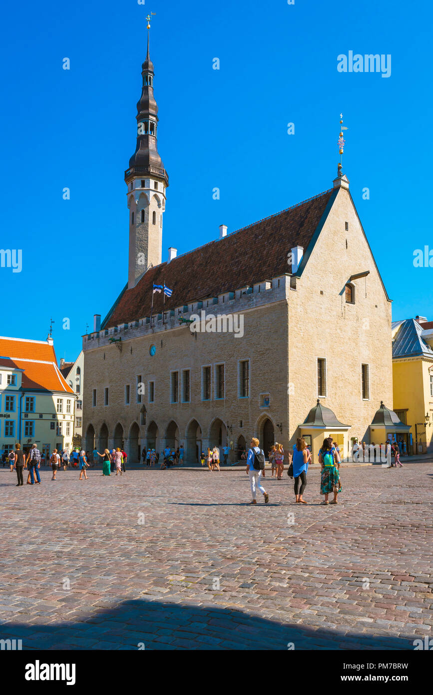 Il Municipio Vecchio di Tallinn, vista in estate del Municipio e la piazza principale nello storico quartiere medievale della Città Vecchia di Tallinn, Estonia. Foto Stock