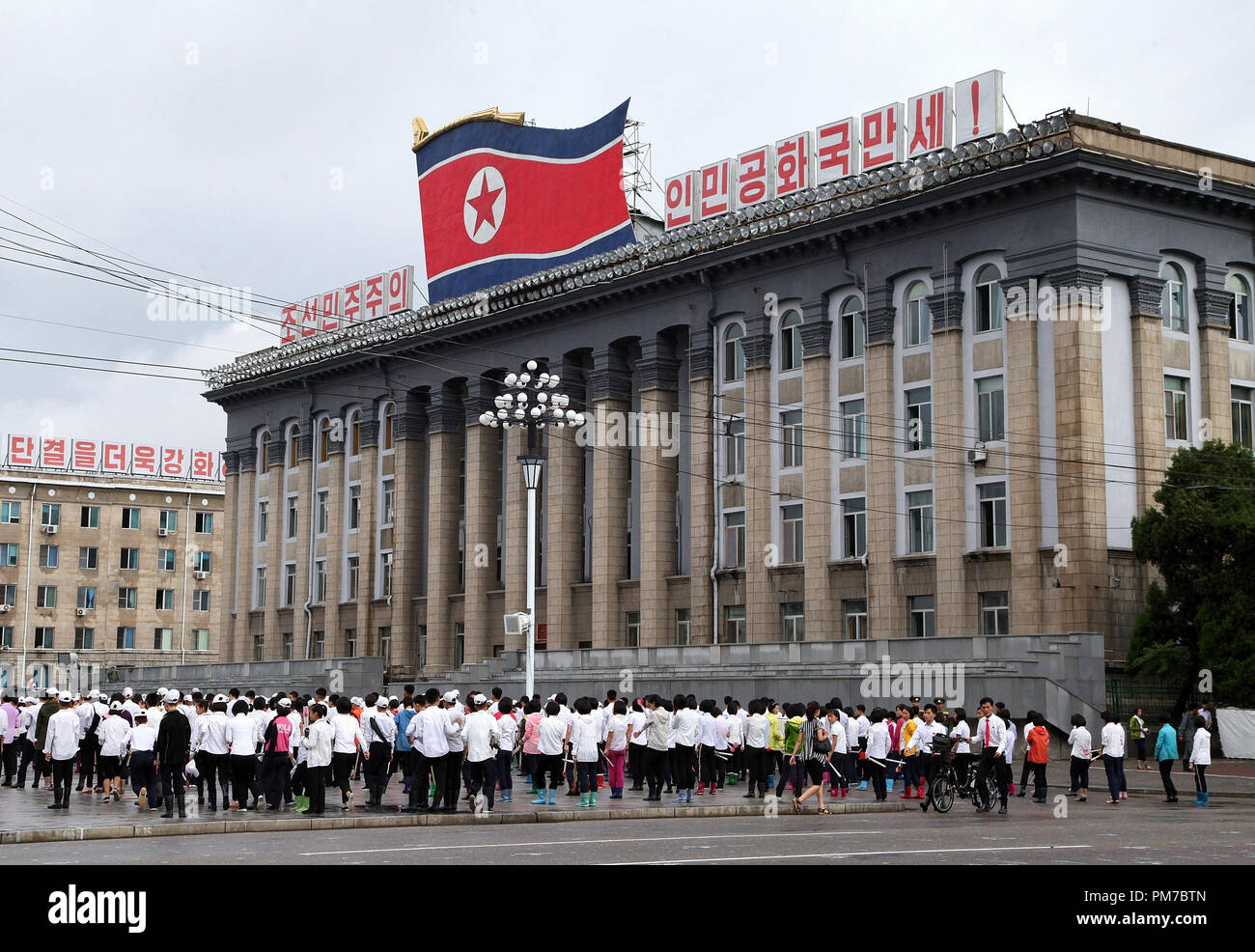 Gli studenti di Kim Il Sung Square preparando per il settantesimo anniversario Foto Stock