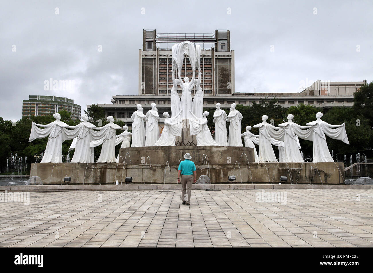 Tourist ammirando la scultura chiamato la neve cade a Mansudae Fontana Park di Pyongyang Foto Stock