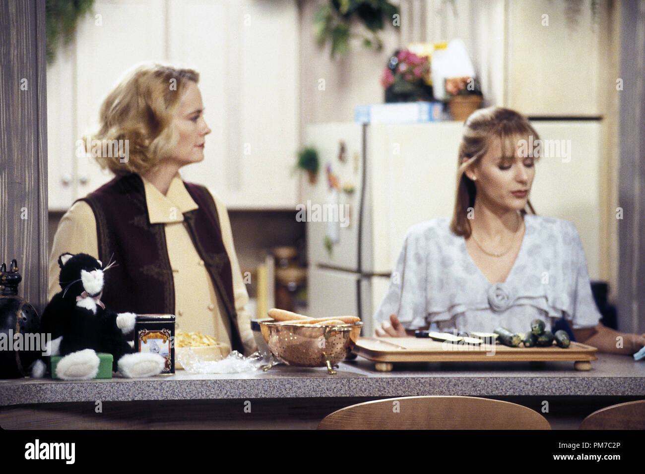 Film still da 'Cybill' Cybill Shepherd, Dedee Pfeiffer 1995 Photo credit: Michael Yarish Riferimento File # 31043504THA per solo uso editoriale - Tutti i diritti riservati Foto Stock