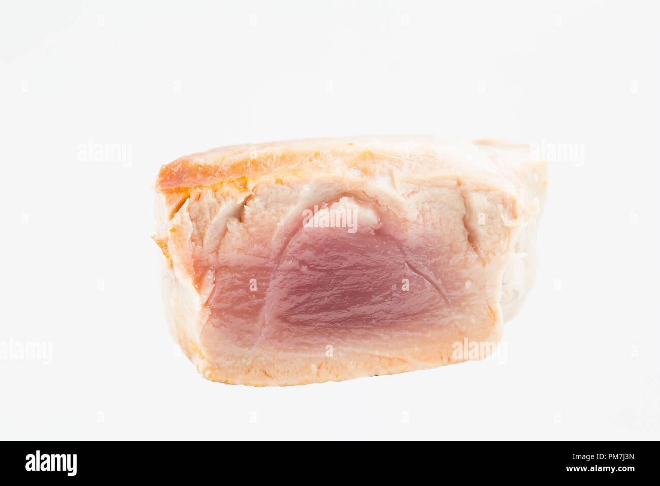 Una linea di cattura per il tonno albacora Thunnus albacares, bistecca acquistato da un supermercato nel Regno Unito e fotografati su uno sfondo bianco. Grigliata di mezzo raro Foto Stock