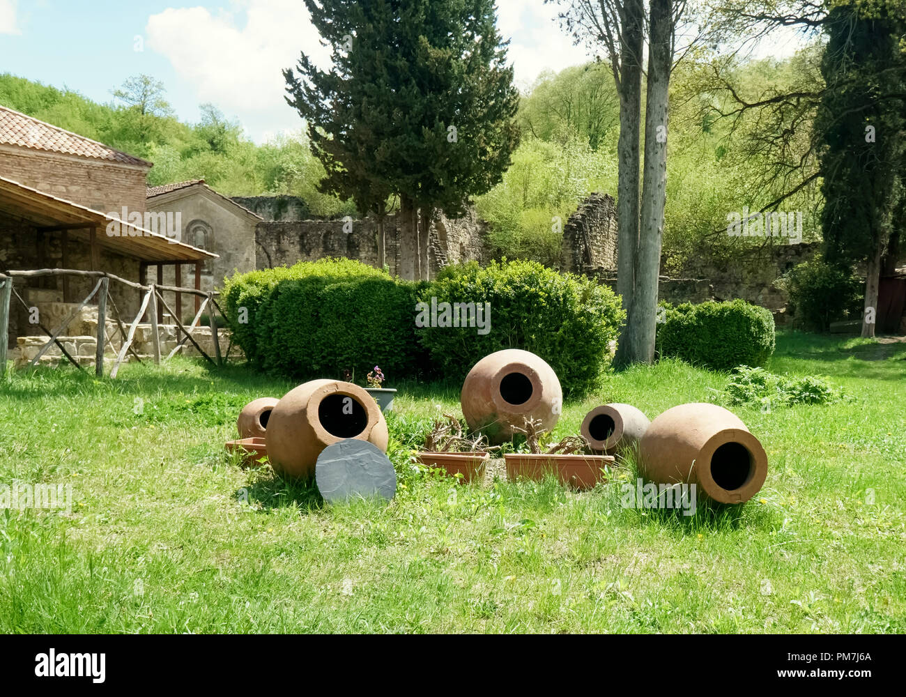 Atmosferica giardino georgiano con botti e qvevri Foto Stock