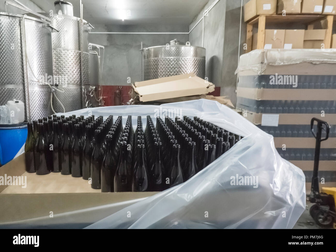 Biberon al trasportatore per ulteriori imbottigliamento del vino Foto Stock