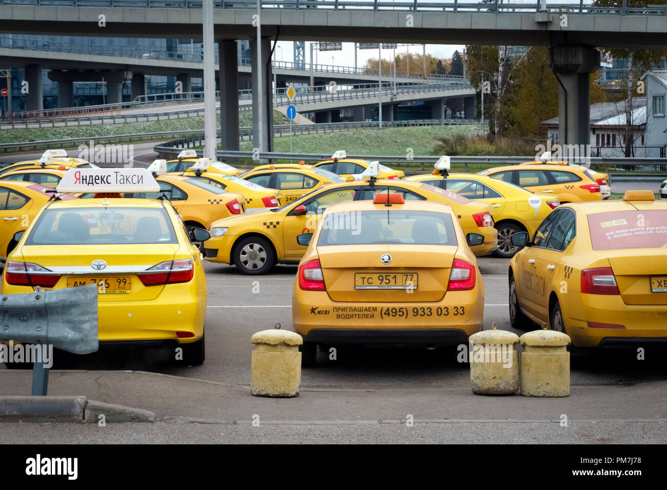 Vetture da Yandex servizio Taxi attesa per l'ordine a parcki Foto Stock