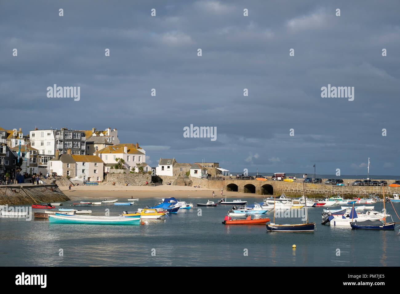 La luce del sole su St Ives Harbour in Cornovaglia Foto Stock