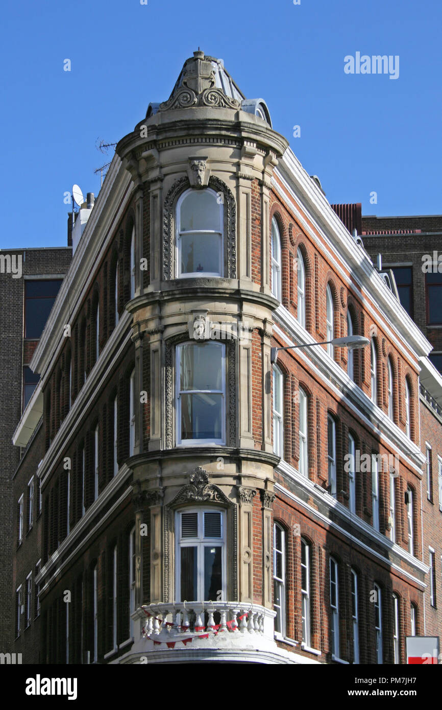 Classico vecchio edificio ad angolo in London REGNO UNITO Foto Stock