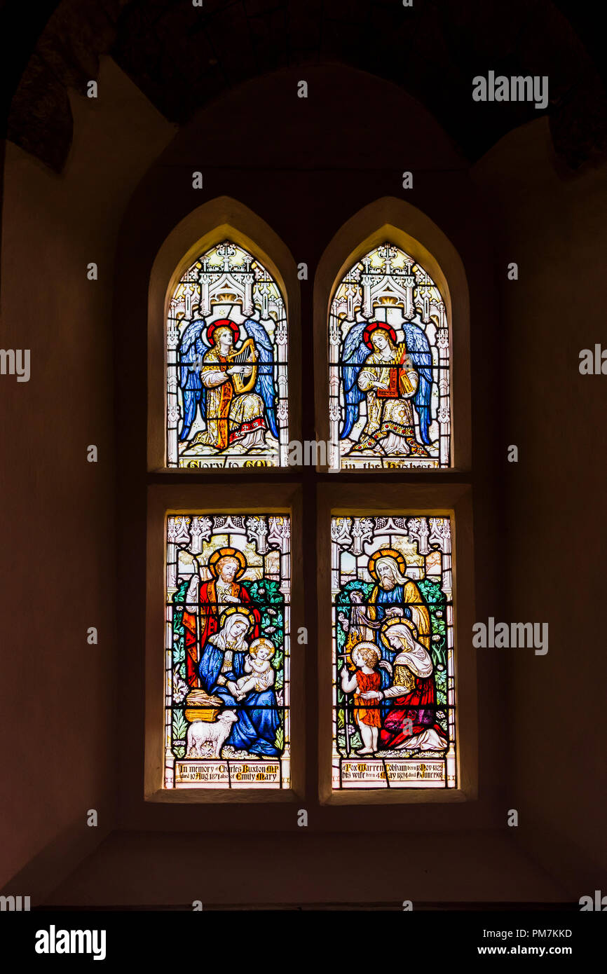 Eredità cristiana: Victorian vetrata di Wisley chiesa nel villaggio di Wisley, Surrey, Regno Unito risalente ad epoca normanna in circa 1150 Foto Stock