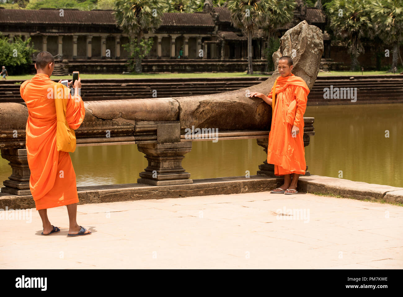 La Cambogia Siem Raep; Angkor Vat, Monaco e tecnologia tenendo pix Foto Stock