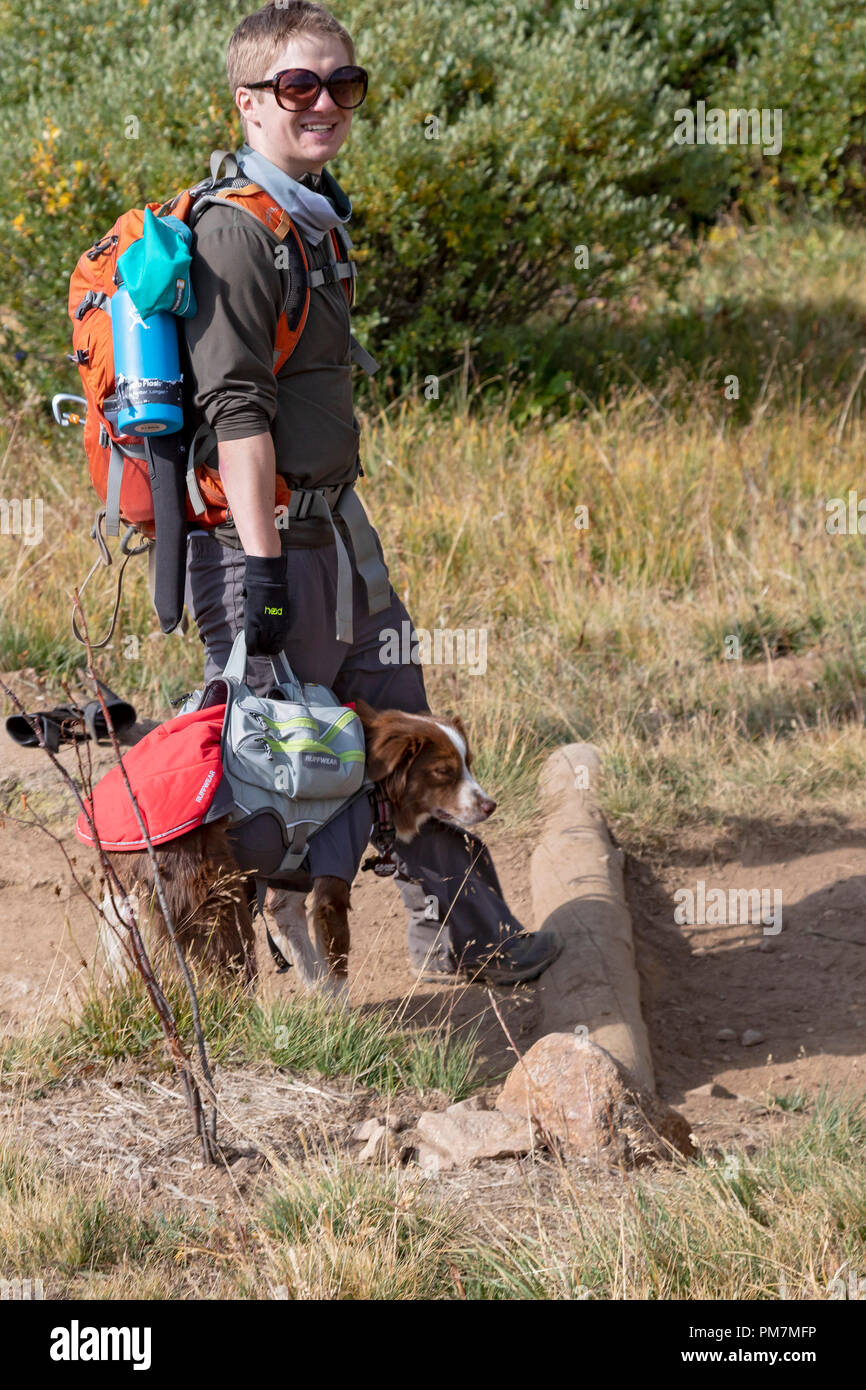 Georgetown, Colorado - un escursionista porta un cane sulla pista da Guanella Pass per 14,060 piedi di Mt. Bierstadt nel Mt. Evans Wilderness Area. Foto Stock