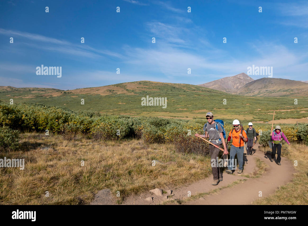 Georgetown, Colorado - che trasportano i loro strumenti volontari, escursione su un sito di lavoro dove si provvederà alla riparazione del Mt. Bierstadt Trail nel Mt. Evans deserto Foto Stock