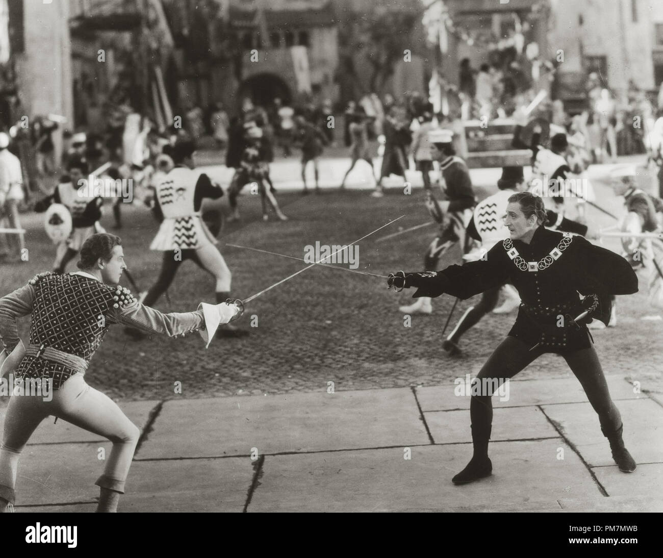 Reginald Denny e Basil Rathbone ''Romeo e Giulietta", 1936 MGM. Riferimento al file # 31202 523THA Foto Stock