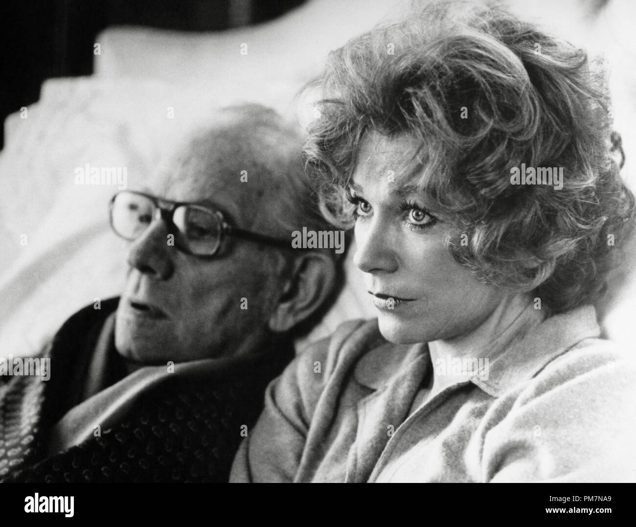 Shirley MacLaine e Melvyn Douglas, per "C" 1979. Riferimento al file # 31202 806THA Foto Stock