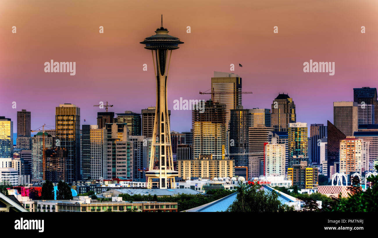 Vista lo Space Needle e il centro cittadino di Seattle, Washington, Stati Uniti d'America. Foto Stock