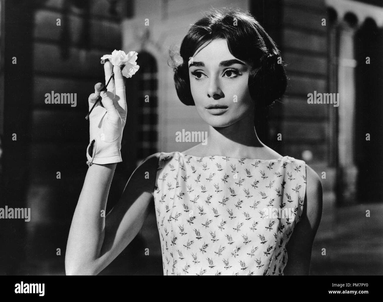 Studio Pubblicità ancora: (Archival Classic Cinema - Audrey Hepburn retrospettivo) 'amore nel pomeriggio' Audrey Hepburn 1957 Allied Artists Riferimento File # 31386 1073THA Foto Stock