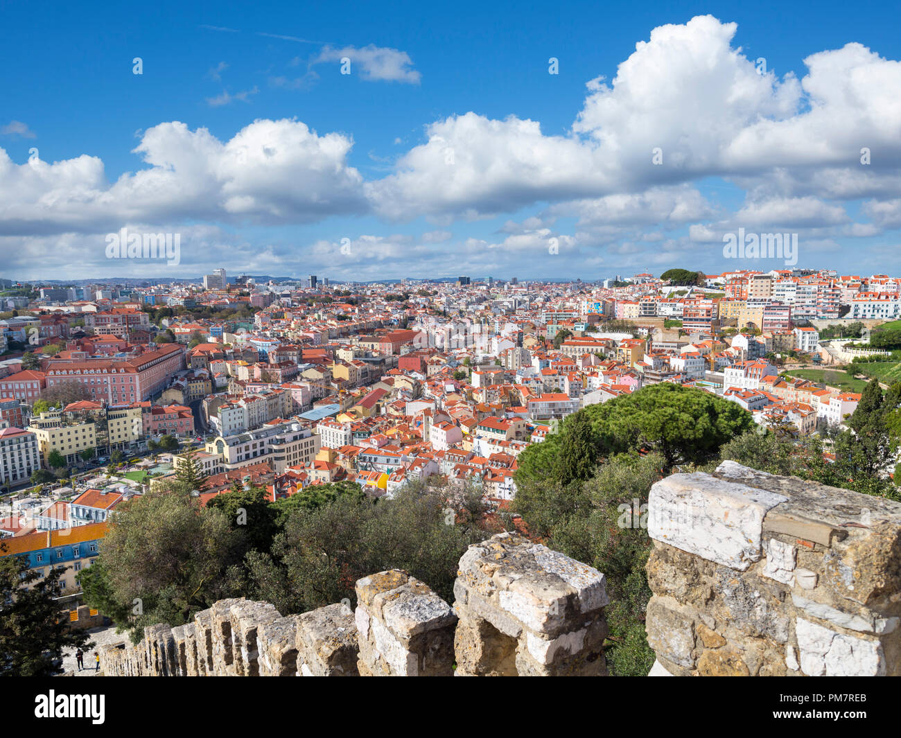 Vista sul quartiere di Baixa dalle pareti della storica Castelo de Sao Jorge, Lisbona, Portogallo Foto Stock