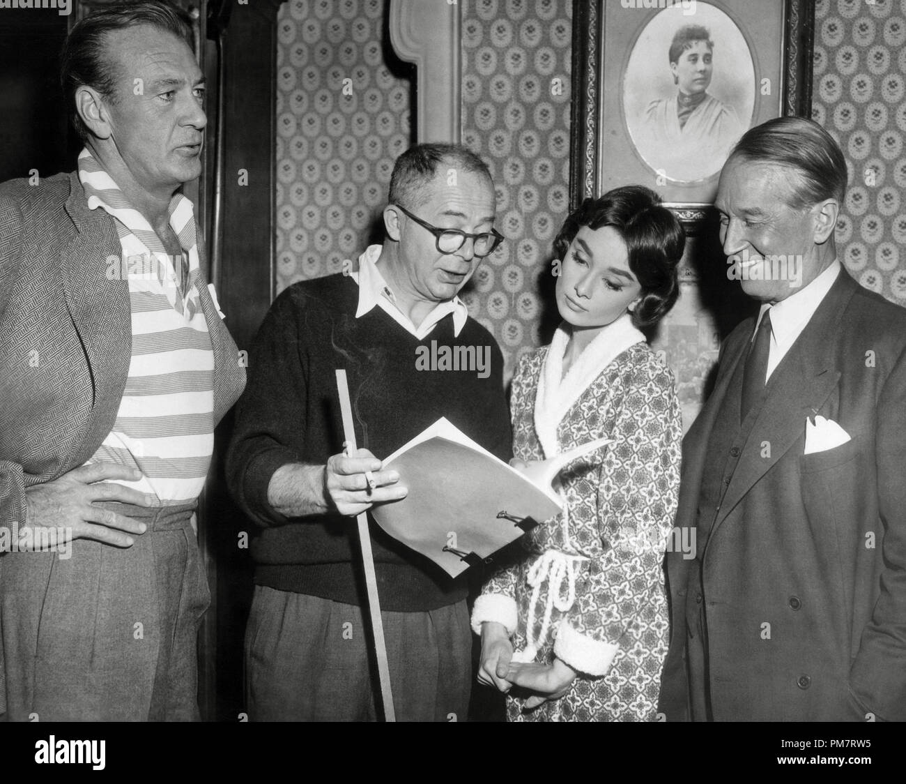 Gary Cooper, Billy Wilder, Audrey Hepburn e Maurice Chevalier sul set di "Amore nel pomeriggio" 1957 Riferimento File # 31386 460 Foto Stock