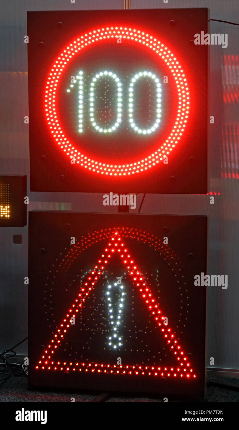 Velocità variabile limite e il LED di avvertimento segni Foto Stock