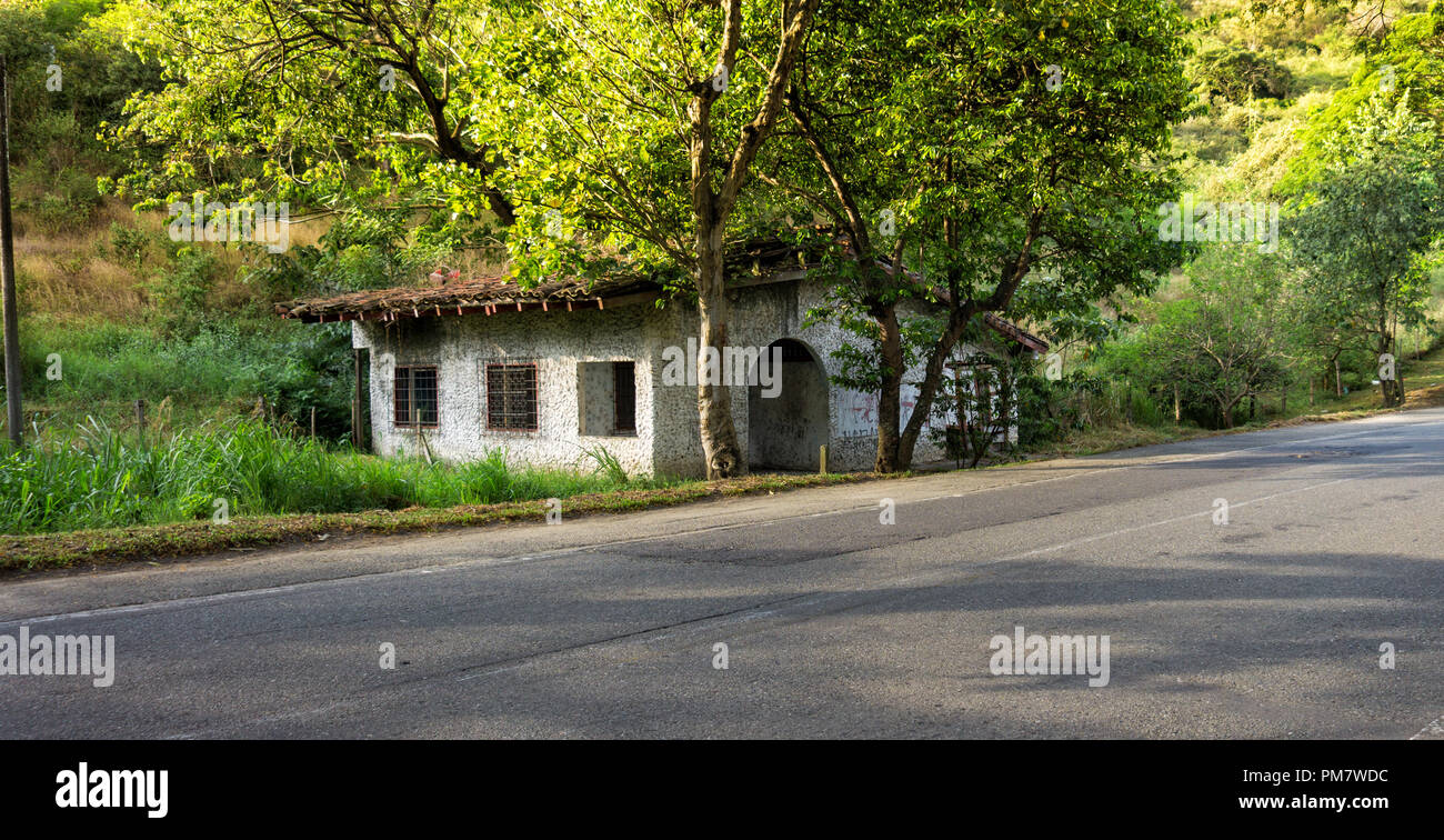 Una casa abandonada en medio de la naturaleza. Foto Stock
