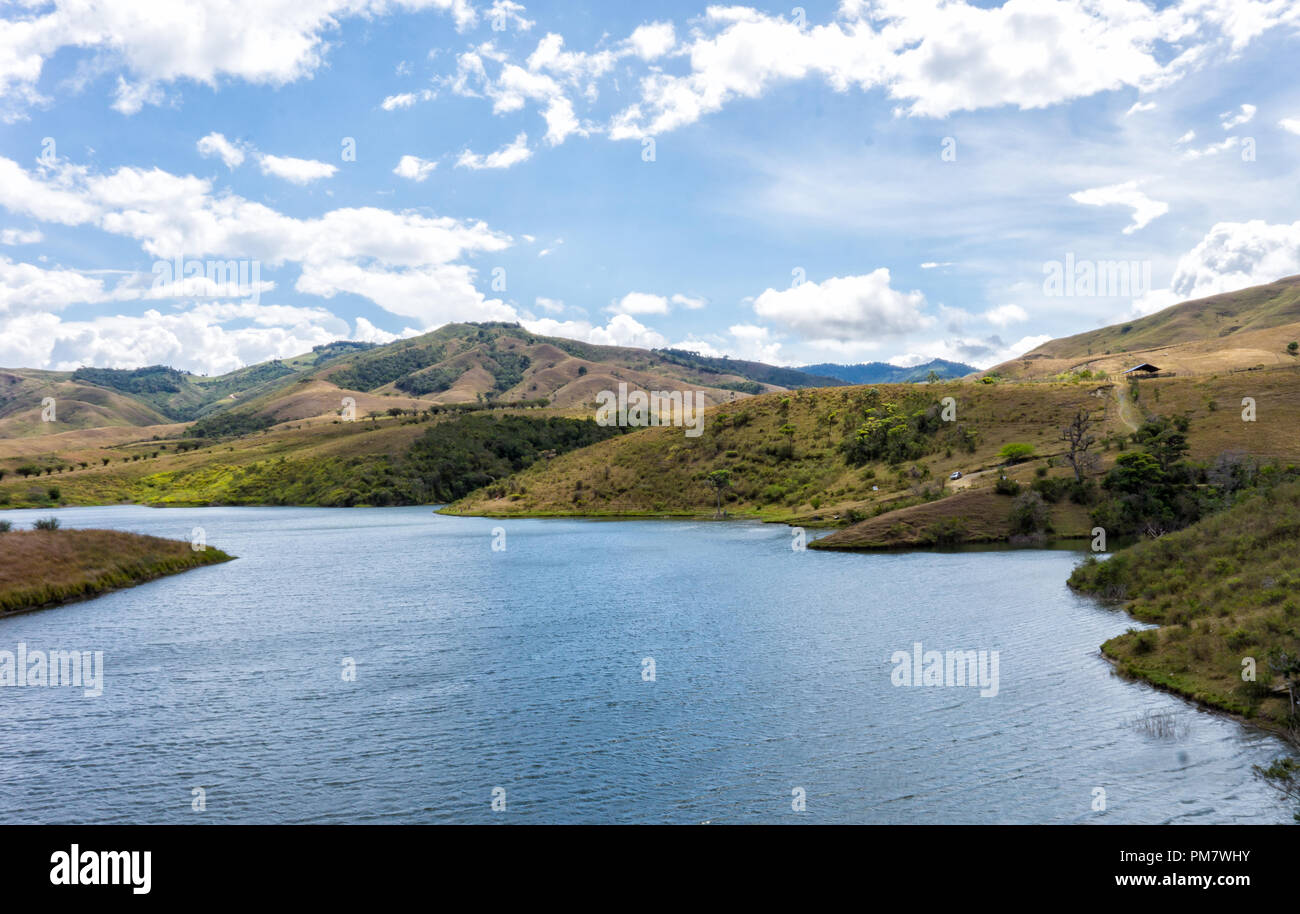 Hermoso lago en medio del paisaje ubicado en el Valle del Cauca, en Colombia. Foto Stock