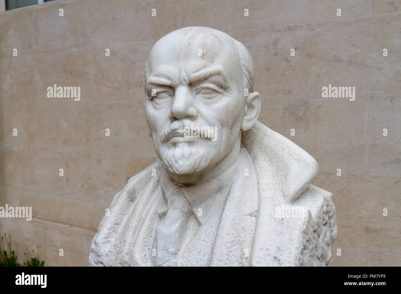 Busto di pietra di Lenin da Stoyu Todorov (1949) sul display al Museo di Arte socialista giardino di sculture, Sofia, Bulgaria. Foto Stock